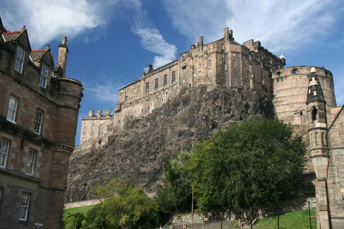 Vista del Castillo de Edimburgo desde abajo