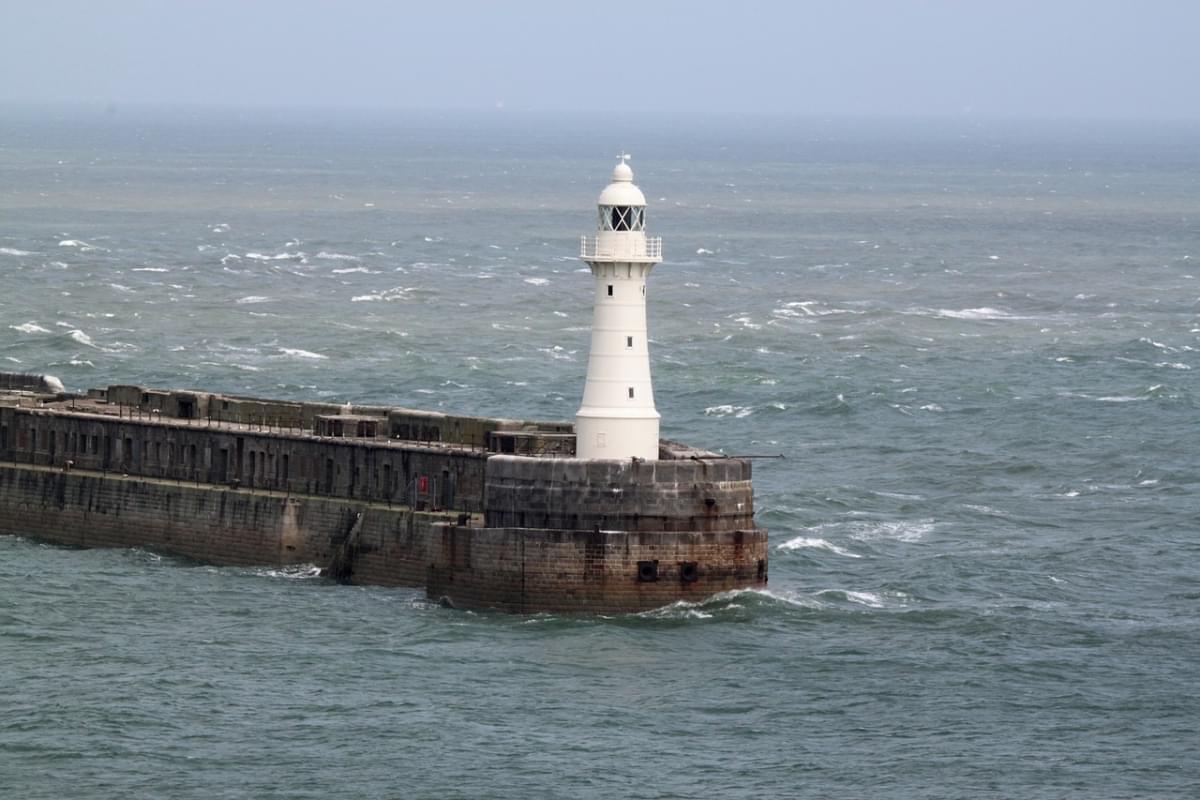 faro puerto Dover muelle cielo agua 1