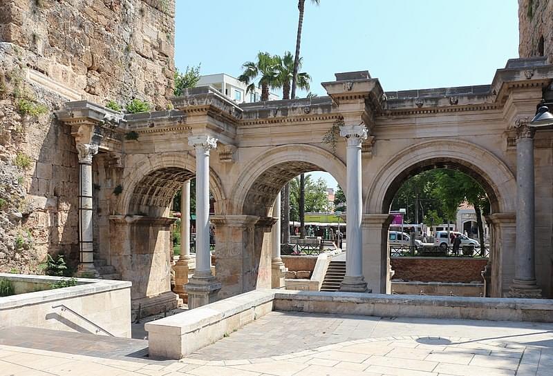 puerta de los hadrias antalya