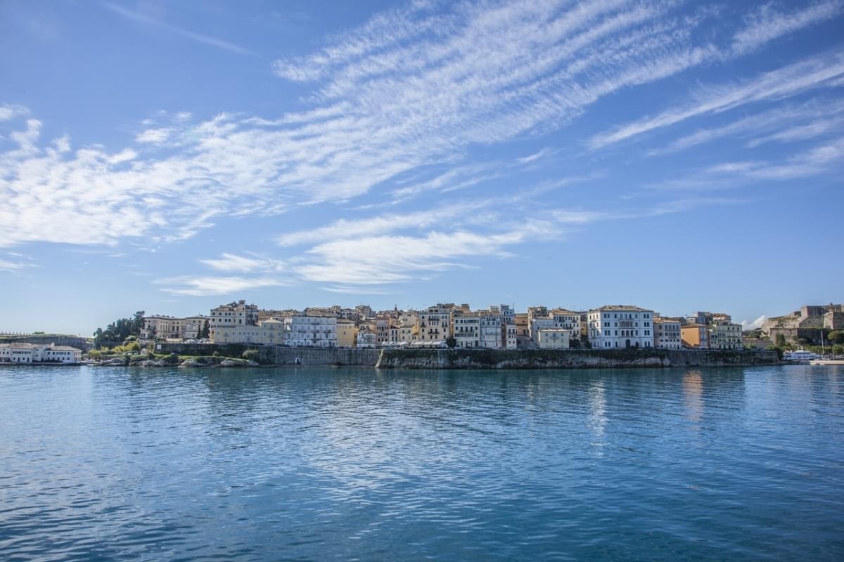 puerto de corfú mar